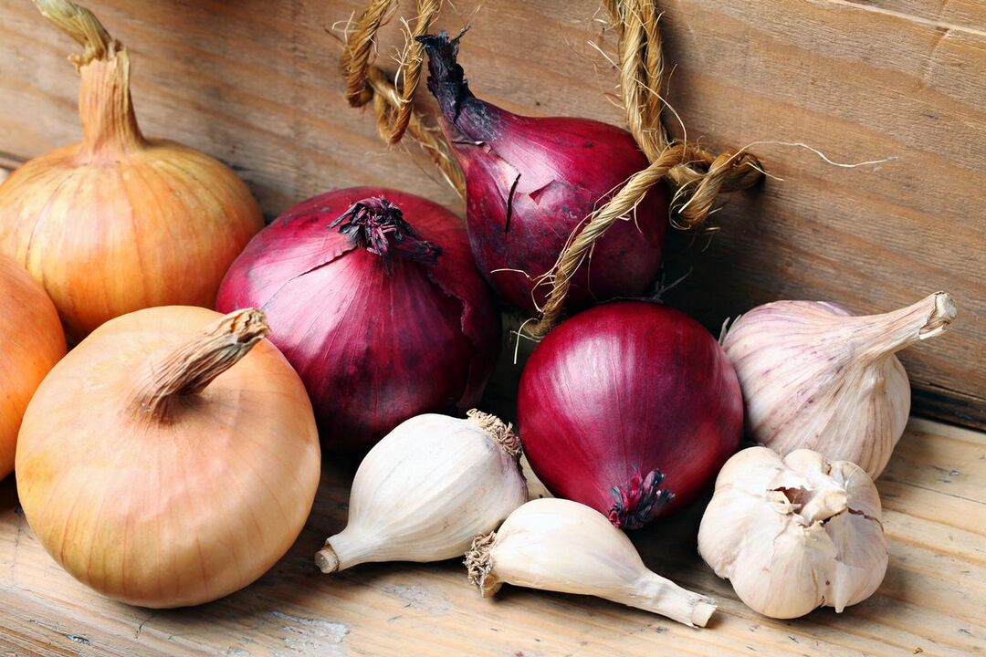 garlic and onion to treat toenail fungus